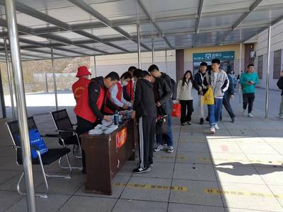 五一假期我市在高鐵高速口設立旅游志愿者服務站，暖心服務助力旅游體驗